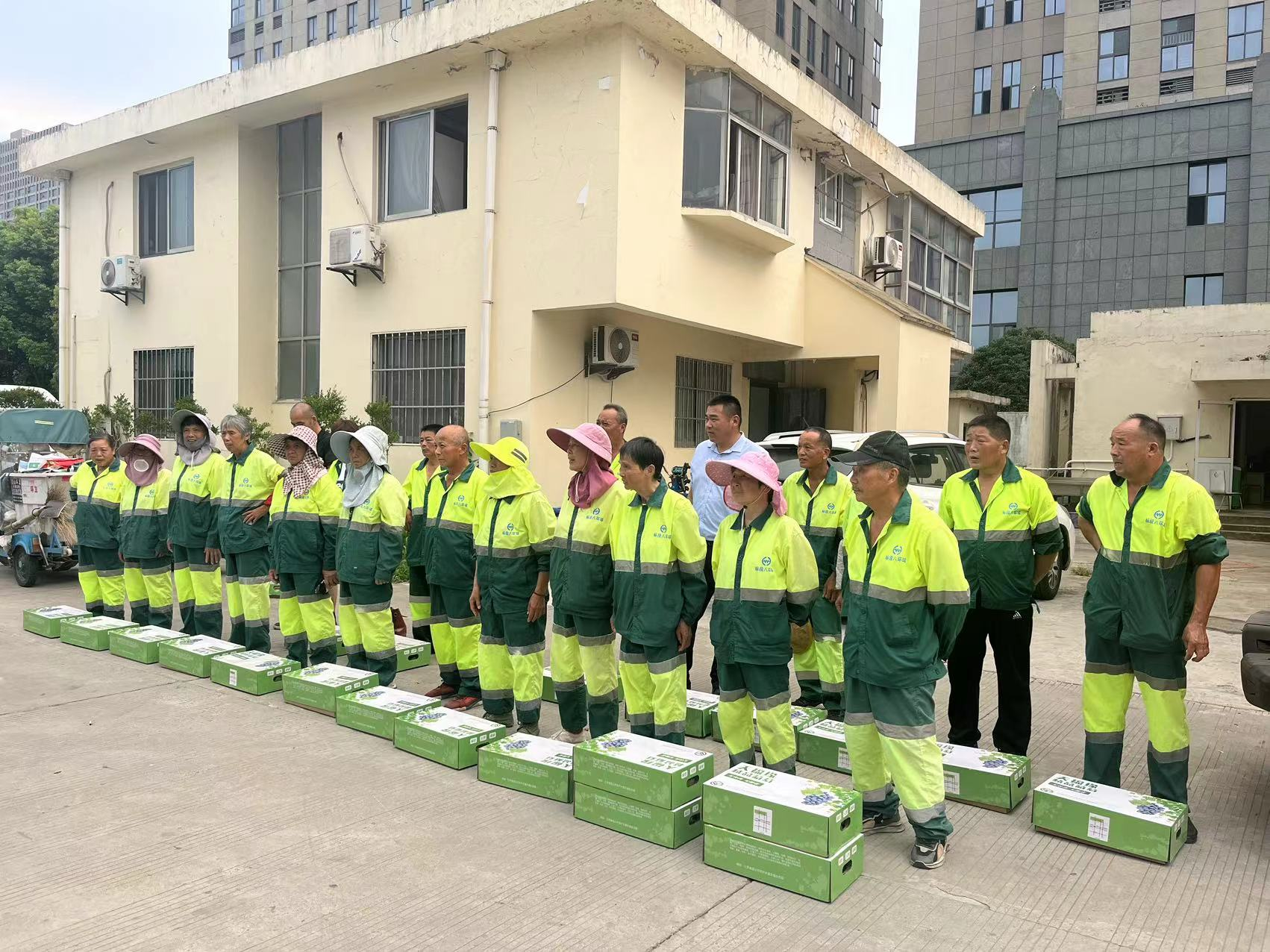 防暑降溫 關(guān)愛(ài)一線(xiàn)工人
